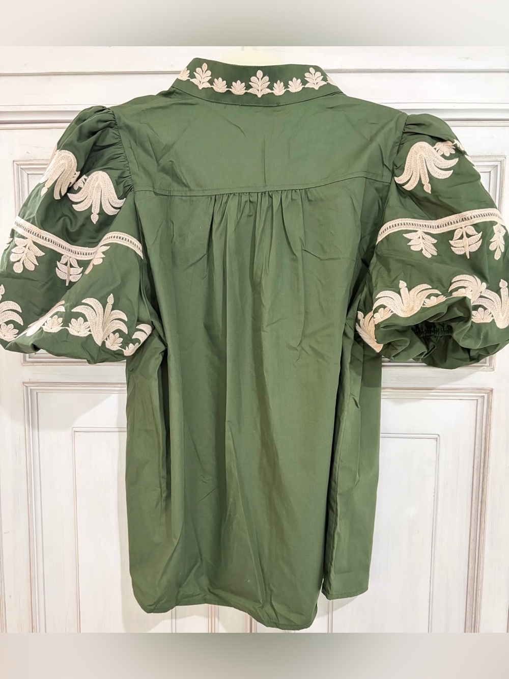 NWT SZ L ENTRO Olive Green Lyla Puff-Sleeve Embroidered V-Neck Blouse - Picture 2 of 7